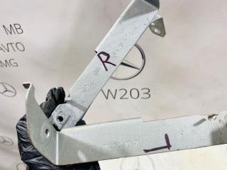 Кронштейн панели передний Mercedes W204