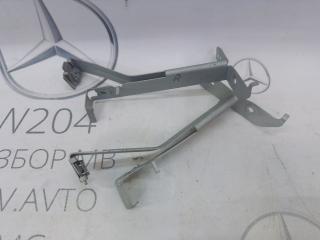 Фото запчасти крепление Mercedes W204 2013 контрактная запчасть Запчасть крепление Mercedes W204 2013