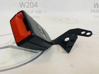 Фото запчасти замок ремня безопасности задний Mercedes-Benz W204 2013 контрактная запчасть Запчасть замок ремня безопасности задний Mercedes-Benz W204 2013