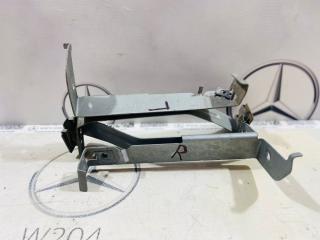 Фото запчасти крепление бампера Mercedes-Benz W204 2013 контрактная запчасть Запчасть крепление бампера Mercedes-Benz W204 2013