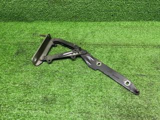 Фото запчасти петля капота левая Land Rover Discovery 3 2006 Б/У запчасть Запчасть петля капота левая Land Rover Discovery 3 2006