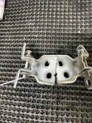 Фото запчасти петля двери задняя левая Лада Веста 2019 Б/У запчасть Запчасть петля двери задняя левая Лада Веста 2019