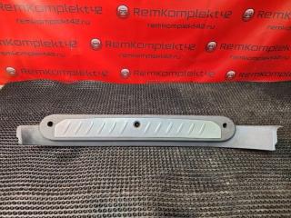 Фото запчасти накладка на порог салона передняя левая ssangyong Rodius 2009 Б/У запчасть Запчасть накладка на порог салона передняя левая ssangyong Rodius 2009