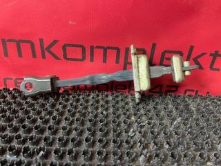 Запчасть ограничитель двери задний правый Nissan Presage 1999