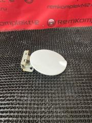 Фото запчасти лючок топливного бака Лада Гранта 2014 Б/У запчасть Запчасть лючок топливного бака Лада Гранта 2014