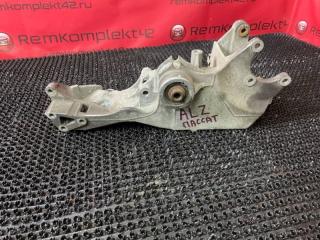 Запчасть кронштейн генератора Volkswagen Passat 1999