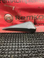 Запчасть уголок двери передний правый Mitsubishi colt 2006