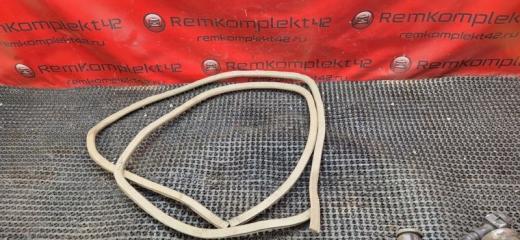 Запчасть уплотнительная резинка боковой двери Mazda Demio 1999