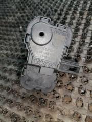 Запчасть активатор лючка бензобака Skoda Octavia 2015