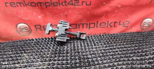 Запчасть ограничитель двери передний левый Лада Гранта 2019