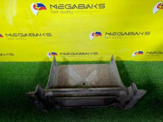 Крепление аккумулятора MITSUBISHI CANTER FE82D 4M50 2 ракурс