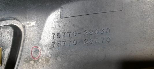 Накладка на капот TOYOTA NOAH ZRR70 75770-28060 3 ракурс