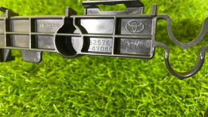 Крепление бампера левое заднее TOYOTA PRIUS ZVW55 2ZR-FXE 52576-47060 3 ракурс