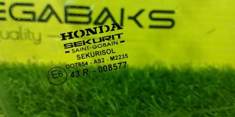 Стекло двери правое переднее HONDA CIVIC EU2 D15B 73300S6AJ01 2 ракурс