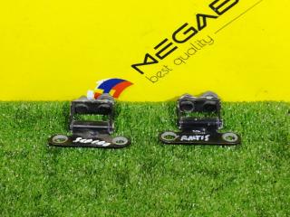 Петли 5-й двери TOYOTA RACTIS SCP100 6880152010 1 ракурс