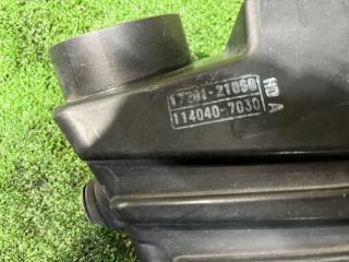 Корпус воздушного фильтра TOYOTA IST NCP65 1NZ-FE 17705-21030 4 ракурс Корпус воздушного фильтра TOYOTA IST NCP65 1NZ-FE 17705-21030 4 ракурс
