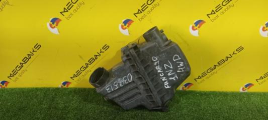 Корпус воздушного фильтра TOYOTA FUNCARGO NCP25 1NZ-FE 17700-21050 1 ракурс
