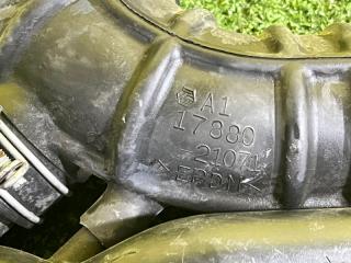 Патрубок воздушного фильтра TOYOTA SIENTA NCP81G 1NZ-FE 17880-21071 3 ракурс