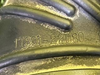 Патрубок воздушного фильтра TOYOTA CALDINA ZZT241 1ZZ-FE 17881-22080 4 ракурс