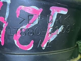 Патрубок воздушного фильтра TOYOTA VITZ NCP91 1NZ-FE 17880-21091 4 ракурс