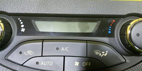 Блок управления климат-контролем TOYOTA VITZ NSP135 1NR-FE 55900-52820 2 ракурс