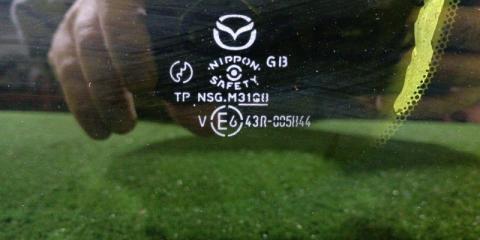 Стекло собачника правое MAZDA PREMACY CREW 2 ракурс