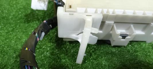 Блок предохранителей TOYOTA VITZ KSP130 1KR-FE 89221-52420 4 ракурс