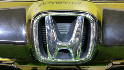 Решетка радиатора HONDA VEZEL RU1 71121T7AN01M1 4 ракурс