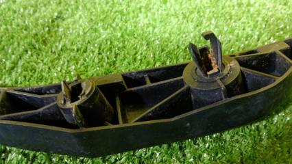 Крепление бампера правое переднее TOYOTA PRIUS NHW20 1NZ-FXE 5211547010 4 ракурс