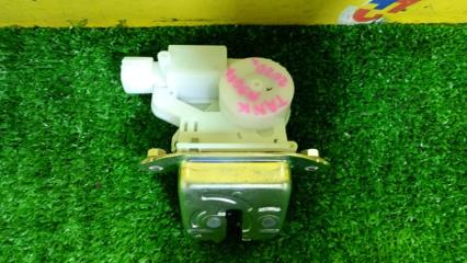 Замок 5-й двери TOYOTA TANK M900A 1KR-FE 2 ракурс Замок 5-й двери TOYOTA TANK M900A 1KR-FE 2 ракурс