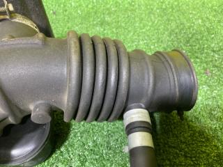 Патрубок воздушного фильтра NISSAN BLUEBIRD SYLPHY FG10 QG15DE 165786N010 4 ракурс Патрубок воздушного фильтра NISSAN BLUEBIRD SYLPHY FG10 QG15DE 165786N010 4 ракурс