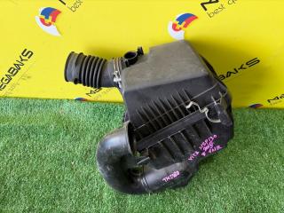 Корпус воздушного фильтра TOYOTA VITZ NSP130 1NR-FKE 17705-47130 2 ракурс