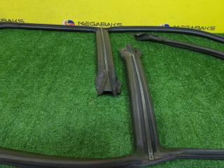 Уплотнительная резинка дверей TOYOTA CROWN GS151 1G-FE 6238130110 3 ракурс