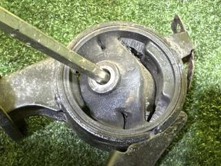 Подушка двигателя задняя TOYOTA PLATZ NCP12 1NZ-FE A2042404317 3 ракурс