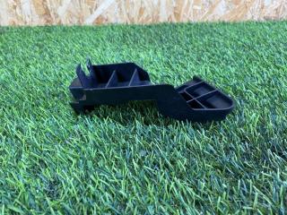 Запчасть кронштейн решетки радиатора передний правый HONDA VEZEL 2014