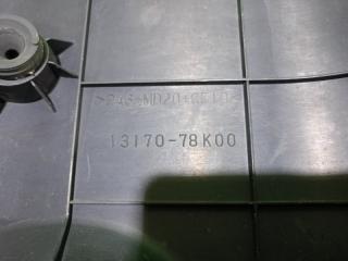 Пластиковая крышка на двс SUZUKI ESCUDO TDA4W J24B 13170-78K00 3 ракурс
