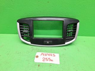 Консоль магнитофона SUZUKI WAGON R MH44S 73822-72M1 1 ракурс Консоль магнитофона SUZUKI WAGON R MH44S 73822-72M1 1 ракурс