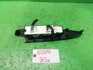 Блок упр. стеклоподьемниками правый передний MAZDA DEMIO DJ5FS D10J66350 2 ракурс