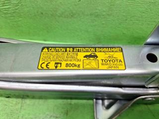 Домкрат TOYOTA AQUA NHP10 2 ракурс