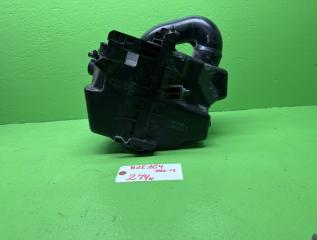 Корпус воздушного фильтра TOYOTA COROLLA AXIO NZE164 17705-21090 3 ракурс Корпус воздушного фильтра TOYOTA COROLLA AXIO NZE164 17705-21090 3 ракурс