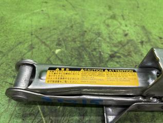 Домкрат TOYOTA CALDINA ST215 2 ракурс Домкрат TOYOTA CALDINA ST215 2 ракурс