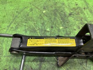 Домкрат TOYOTA ALLION ZZT245 2 ракурс Домкрат TOYOTA ALLION ZZT245 2 ракурс