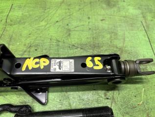 Домкрат TOYOTA IST NCP65 3 ракурс Домкрат TOYOTA IST NCP65 3 ракурс