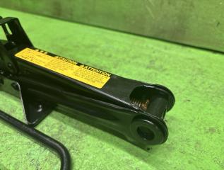 Домкрат TOYOTA PRIUS NHW20 4 ракурс Домкрат TOYOTA PRIUS NHW20 4 ракурс
