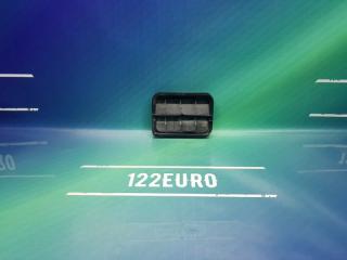 Фото запчасти клапан вентиляции крыла RENAULT Logan 2014 Б/У запчасть Запчасть клапан вентиляции крыла RENAULT Logan 2014