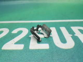 Фото запчасти кронштейн форсунки Nissan Cefiro 1999 контрактная запчасть Запчасть кронштейн форсунки Nissan Cefiro 1999