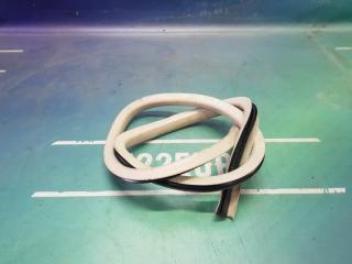 Запчасть уплотнительная резинка задняя правая Subaru Legacy Lancaster 1998