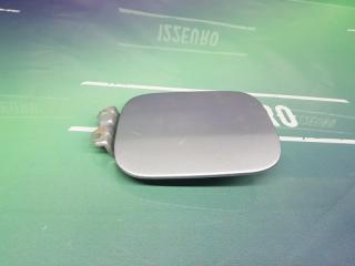 Фото запчасти лючок бензобака Mitsubishi Lancer 2005 Б/У запчасть Запчасть лючок бензобака Mitsubishi Lancer 2005