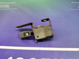 Фото запчасти ручка открывания бензобака Honda CR-V 1997 Б/У запчасть Запчасть ручка открывания бензобака Honda CR-V 1997