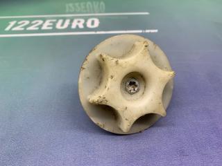 Фото запчасти крепление запасного колеса Nissan Cefiro 2002 Б/У запчасть Запчасть крепление запасного колеса Nissan Cefiro 2002